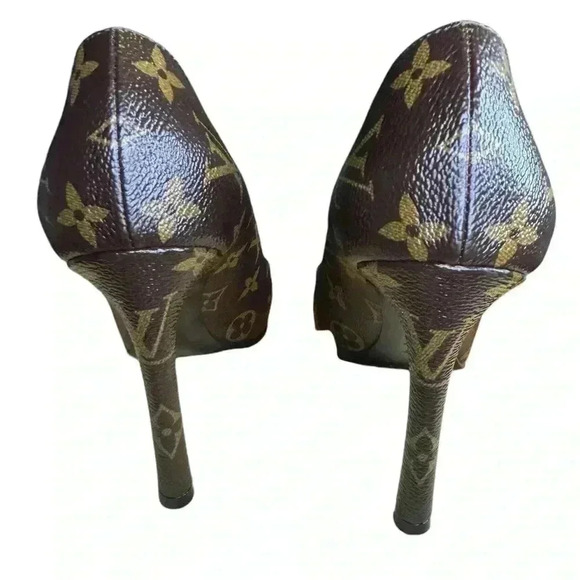 Louis Vuitton Fetish Cap Toe Pumps Brown Monogram Camvas & Black Patent Leather. - Picture 7 of 11